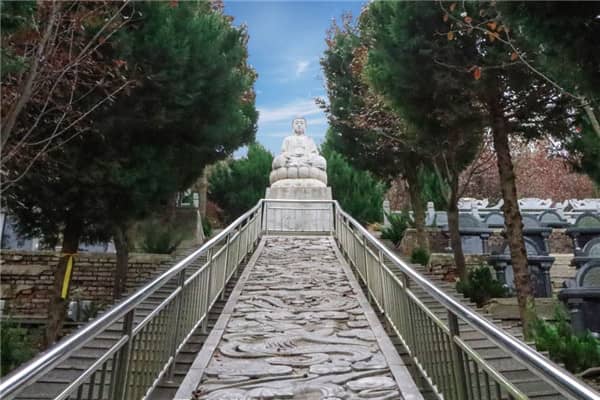 西安寿阳山墓园位于白鹿原畔鲸鱼沟中段