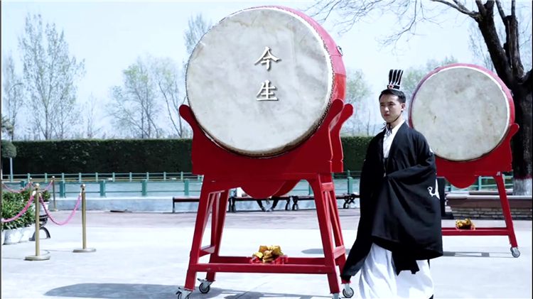 西安霸陵墓园的休闲购物区和餐厅有哪些特色，如何满足谒陵者的多样化需求？