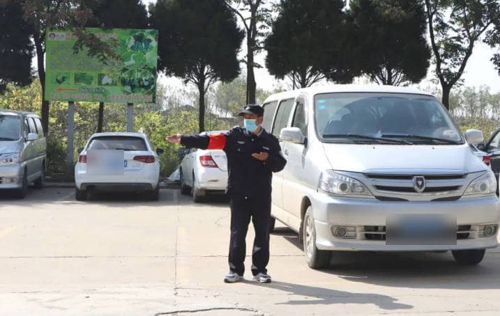 西安市民在选择公墓时，应如何权衡寿阳山墓园和高桥墓园的优缺点？