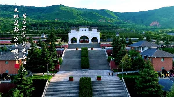 可以为纪念墙格位添加个性化装饰吗？